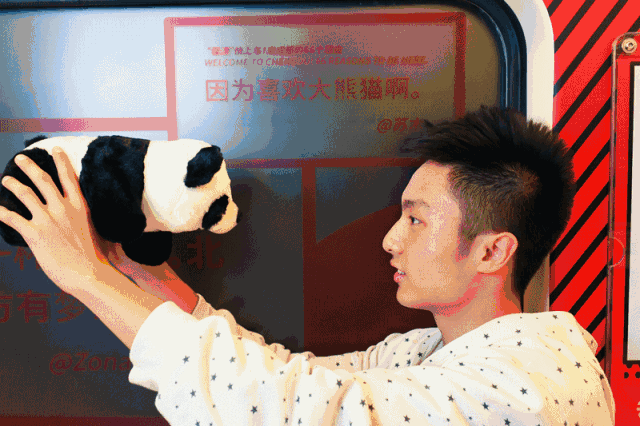 2018成都地铁1号线“蓉漂·人才”主题列车内景特色