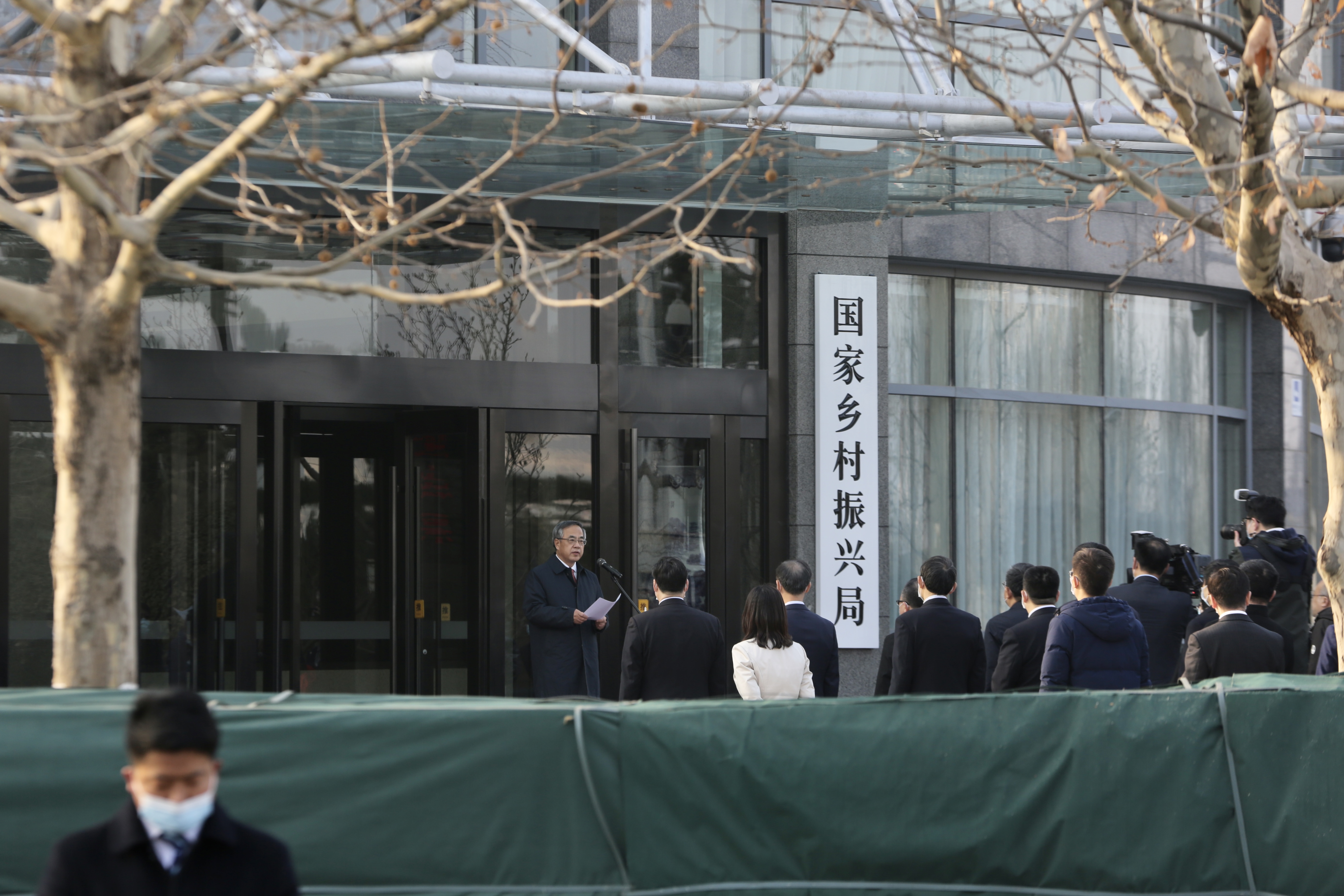为什么设置国家乡村振兴局？国家乡村振兴局内设机构和负责人如何设置？